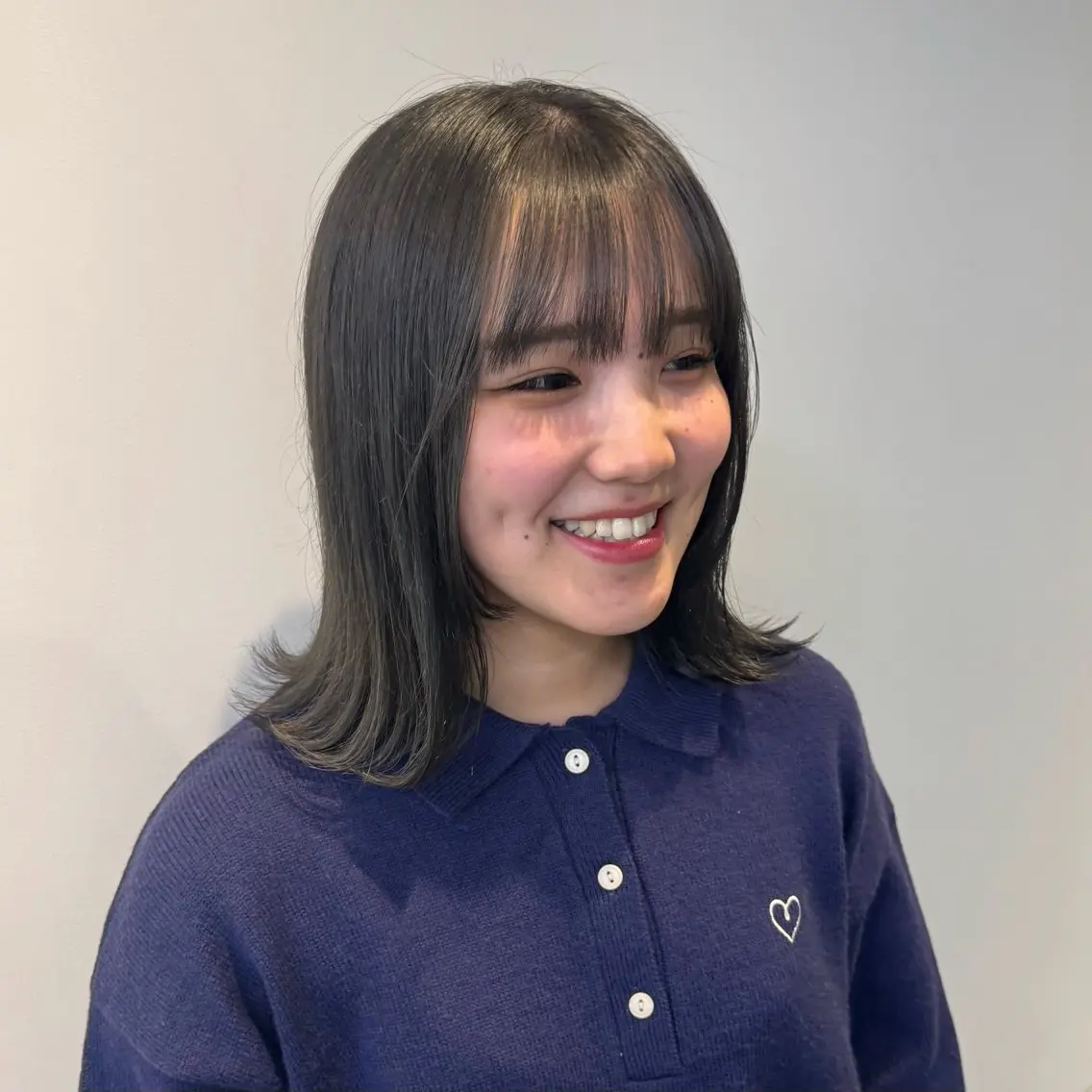カラー オリーブグレー 澁谷 咲映のヘアスタイル
