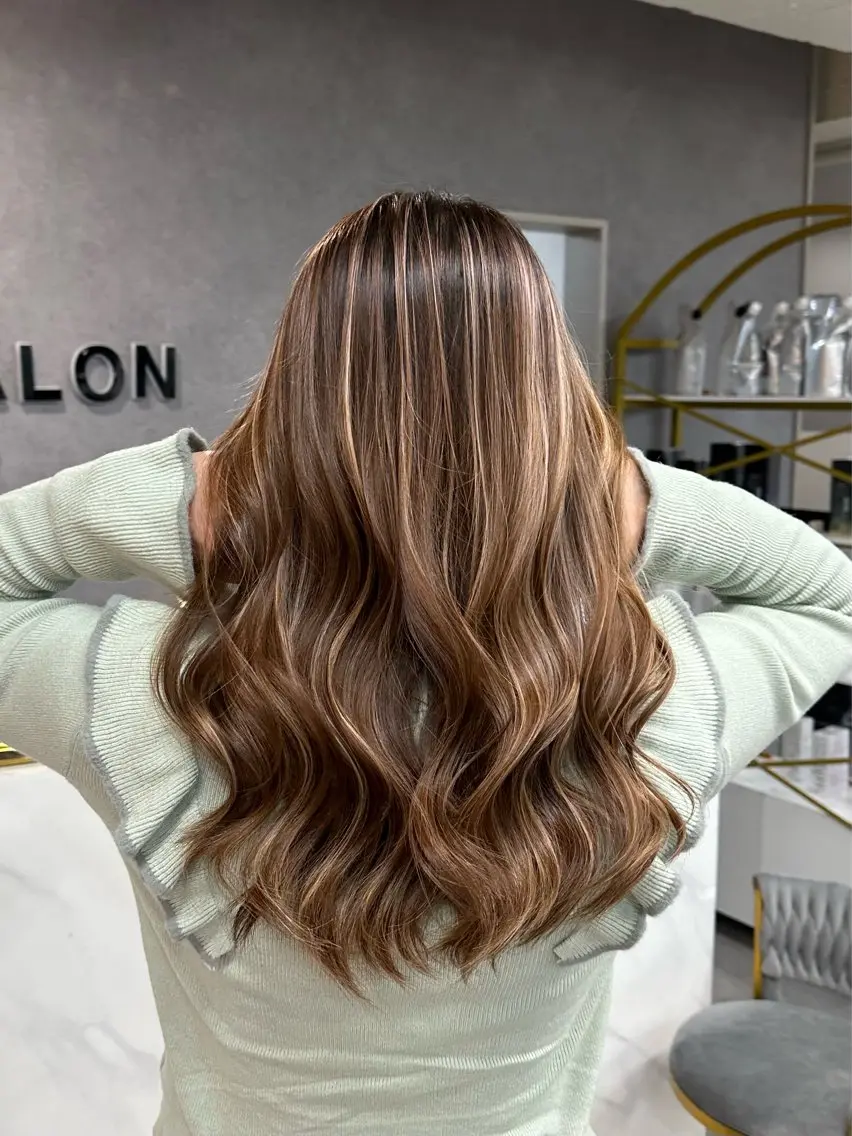 セミロング ヘアカラー 韓国風 白髪ぼかし NAOTOのヘアスタイル