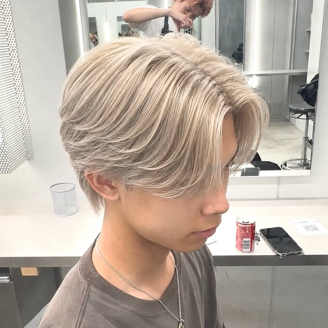 ショート カラー メンズ メンズブリーチ センターパート メンズハイトーン メンズ韓国風 ベージュカラー ヘアカラー 吉村 悠真のヘアスタイル
