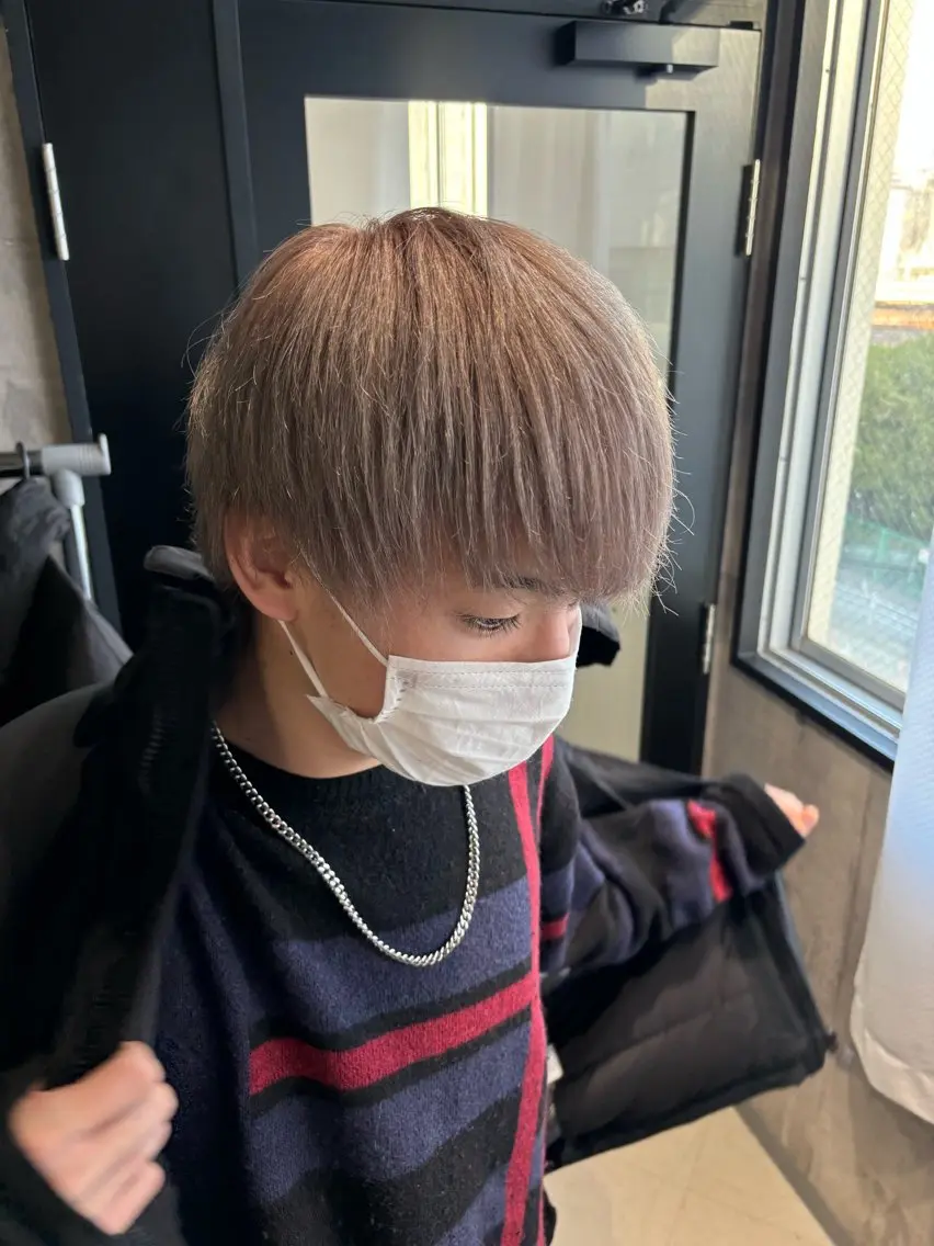 カラー メンズ ベージュカラー ミルクティーベージュ カット ヘアカラー トリートメント _WHITE / KENTOのヘアスタイル
