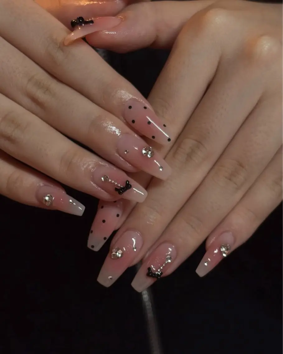 ネイル キラキラネイル 韓国ネイル ロングネイル ワンホンネイル ハンドネイル Josie nail salonのネイルデザイン