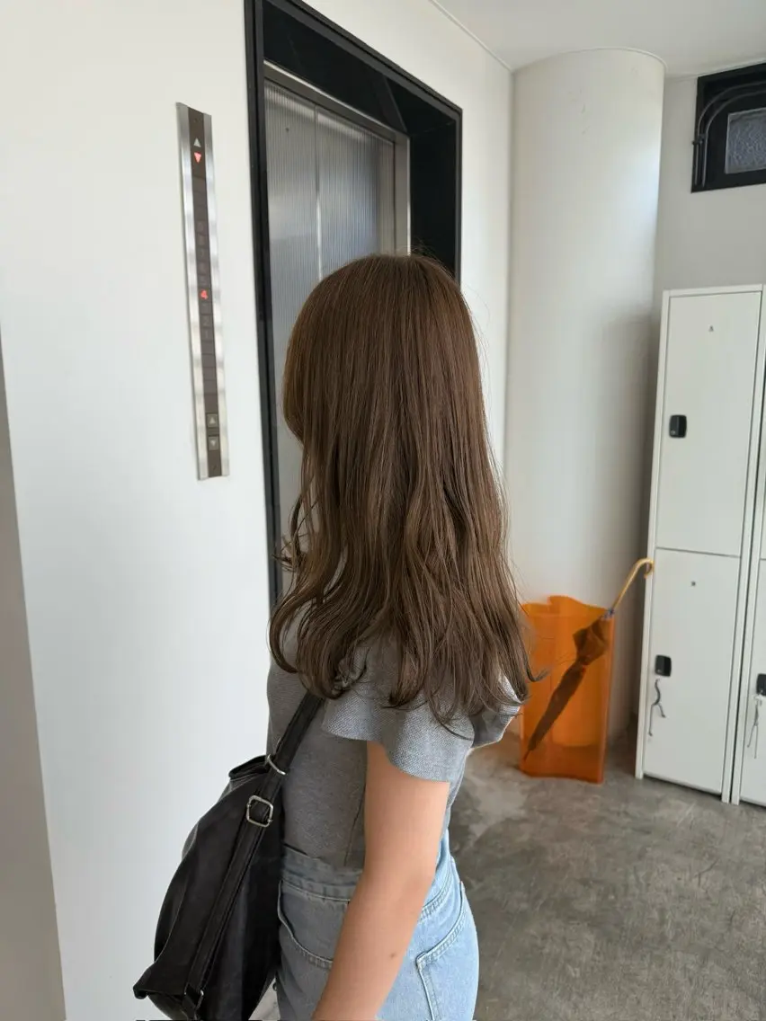 ロング カラー ベージュカラー イルミナカラー カット ヘアカラー トリートメント 透明感カラー/顔周り レイヤー/髪質改善のヘアスタイル