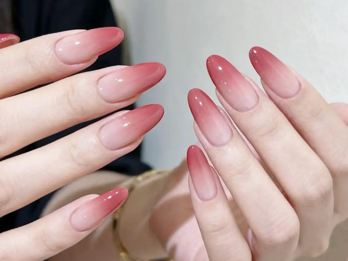 ネイル ジェルネイル グラデーション ミディアムネイル オフィスネイル ピンク ハンドネイル ハンドケア 🎀Momo 🎀のネイルデザイン