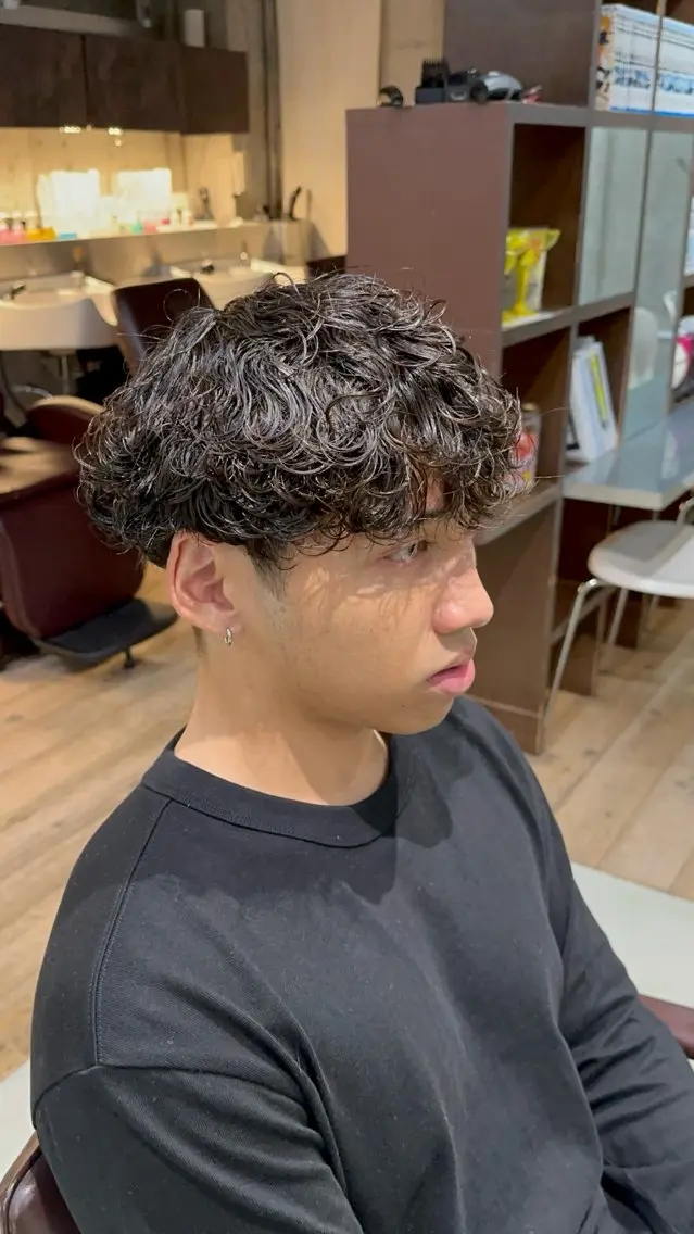 パーマ メンズ スペインカール 波巻きパーマ カット パーマ fifth原宿 宮部蓮のヘアスタイル