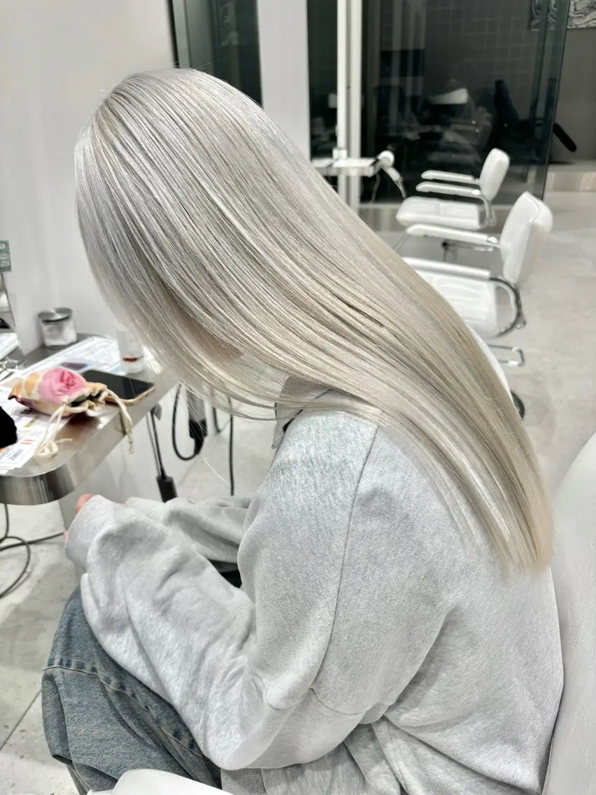 ロング カラー シルバー ホワイトシルバー iLi 《イリ》のヘアスタイル