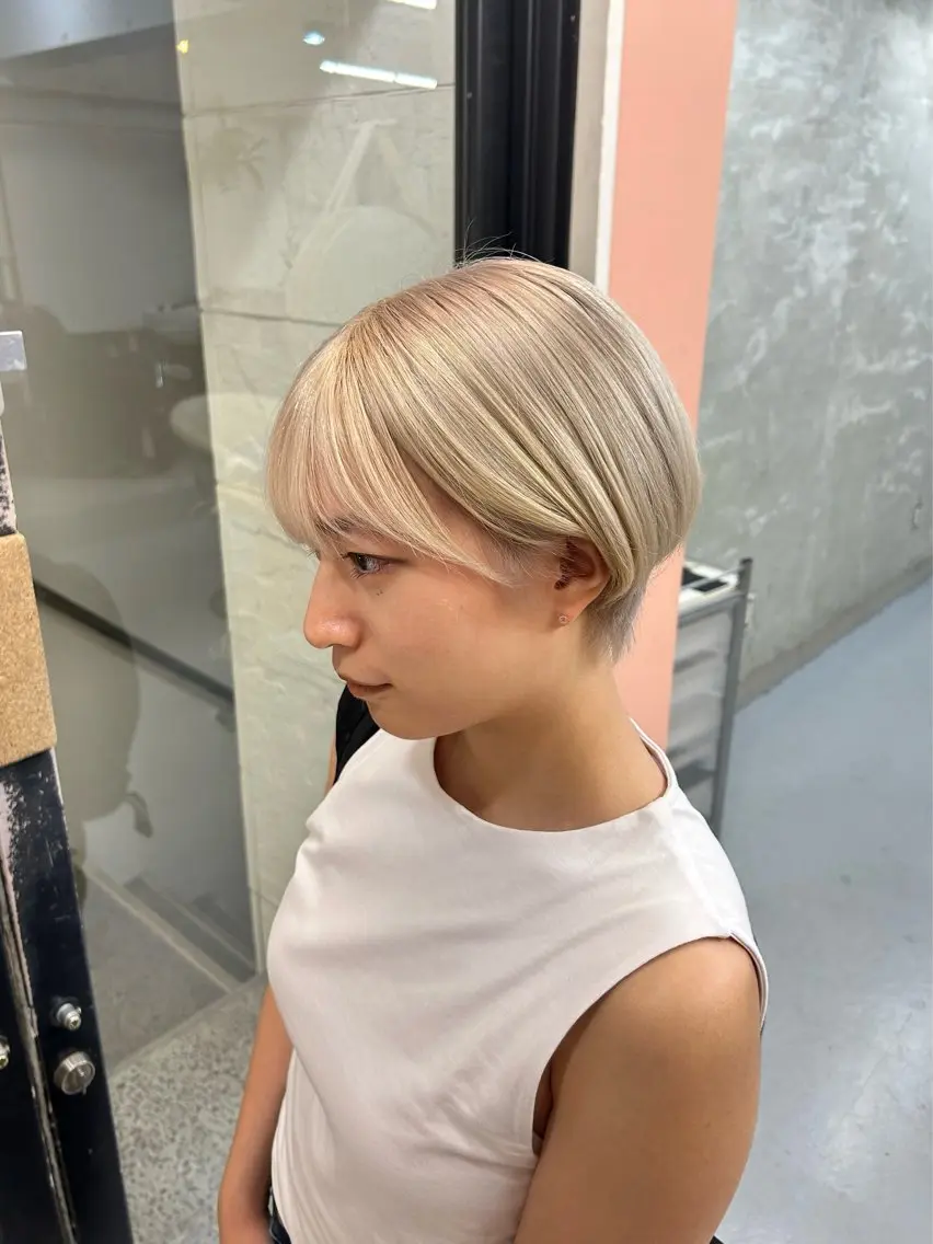 ショート カラー ブリーチ ヘアカラー 💜Noa /艶髪ハイトーン💫のヘアスタイル