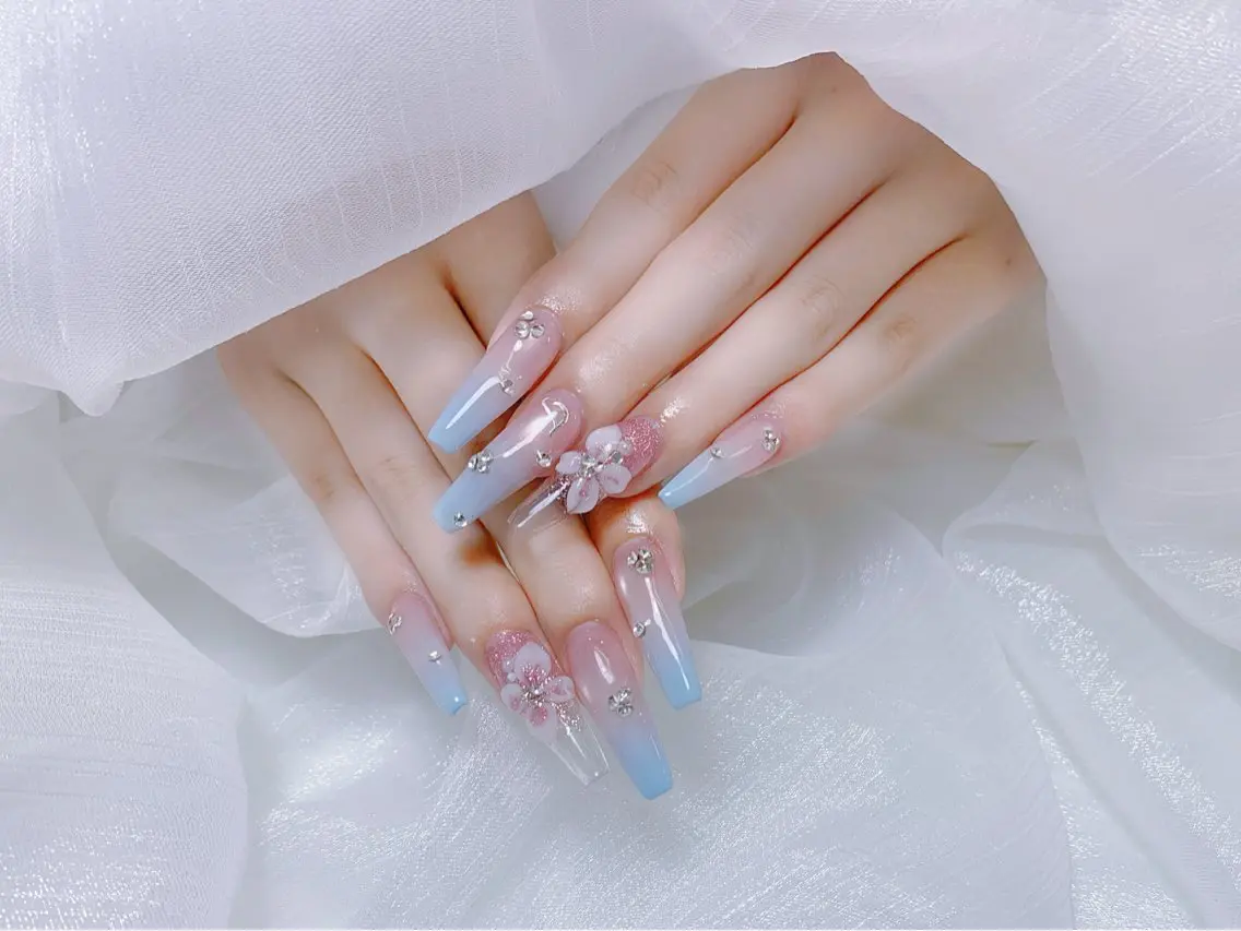 ネイル フラワーネイル フレンチネイル ガーリー キラキラネイル 韓国ネイル ハンドネイル ハンドケア Ami Meliaのネイルデザイン
