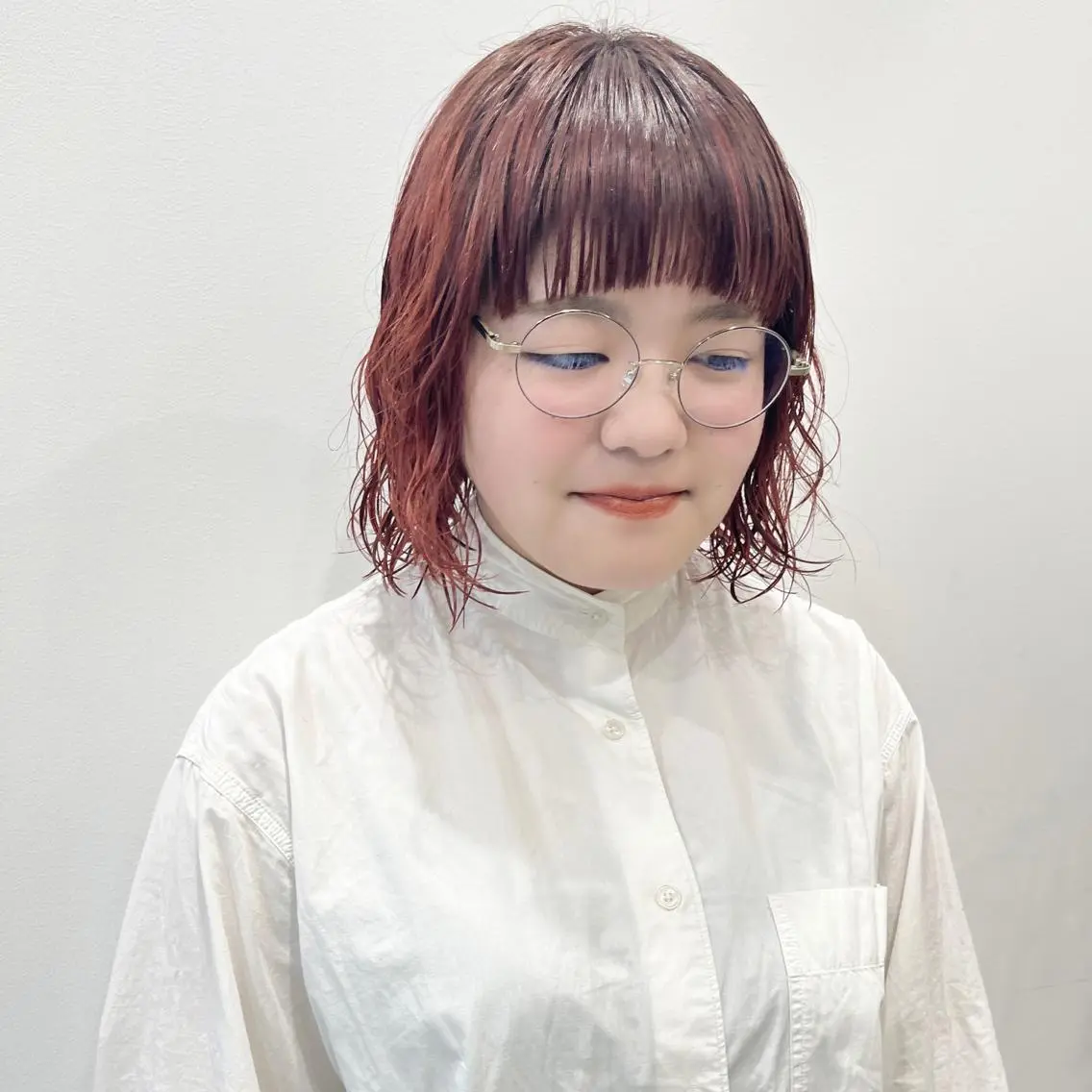 ミディアム カラー パーマ ミディアムパーマ ボルドーカラー オン眉 ストレートパーマ アラキチヒロ THE REMMYのヘアスタイル