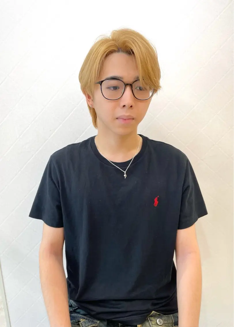 ショート カラー メンズ センターパート メンズハイトーン メンズショート ベージュカラー ダブルカラー 縮毛矯正/ 似合わせ/古津遼平のヘアスタイル