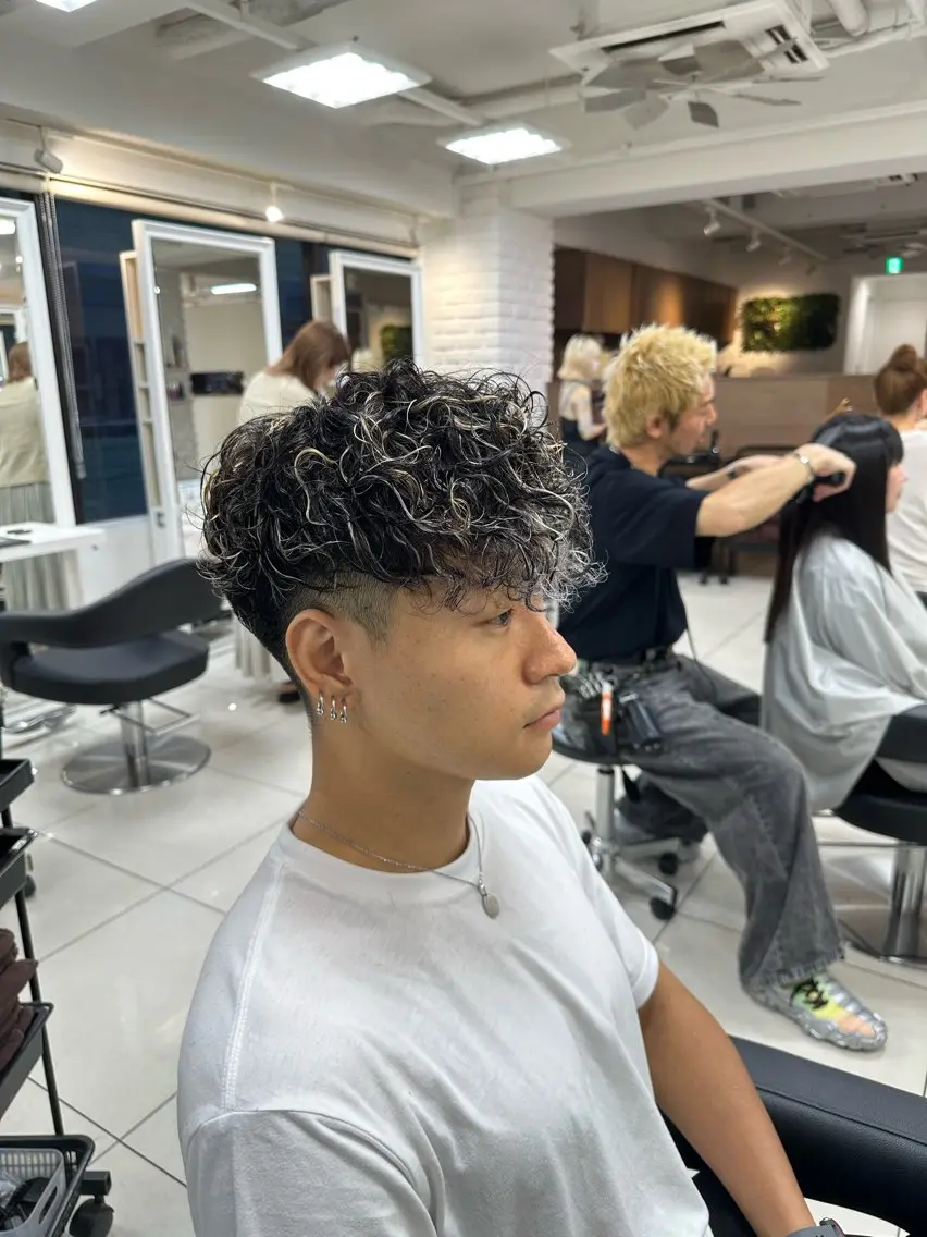 ショート カラー パーマ メンズ メンズハイライト スペインカール ハイライトカラー ハイライト カット ヘアカラー パーマ フェザーパーマ職人 🪶ryosukeのヘアスタイル