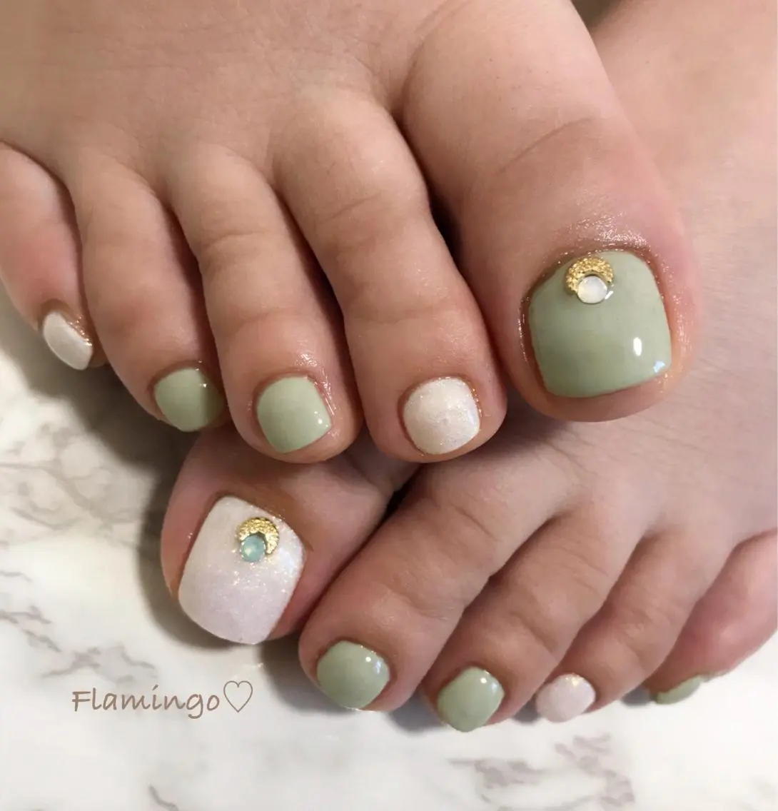 ネイル フットネイル グリーン キラキラネイル ラメ(グリッター) ピスタチオネイル 40代からのサロン♡ フィルイン／自爪育成のネイルデザイン