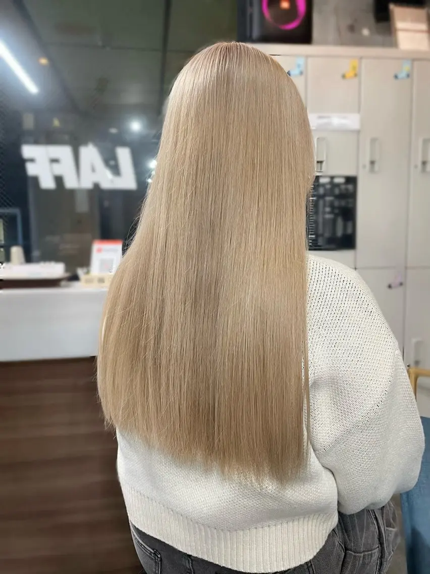 ロング カラー ベージュカラー ダブルカラー ミルクティーベージュ 西宮ハイトーンカラー ひらり💜のヘアスタイル