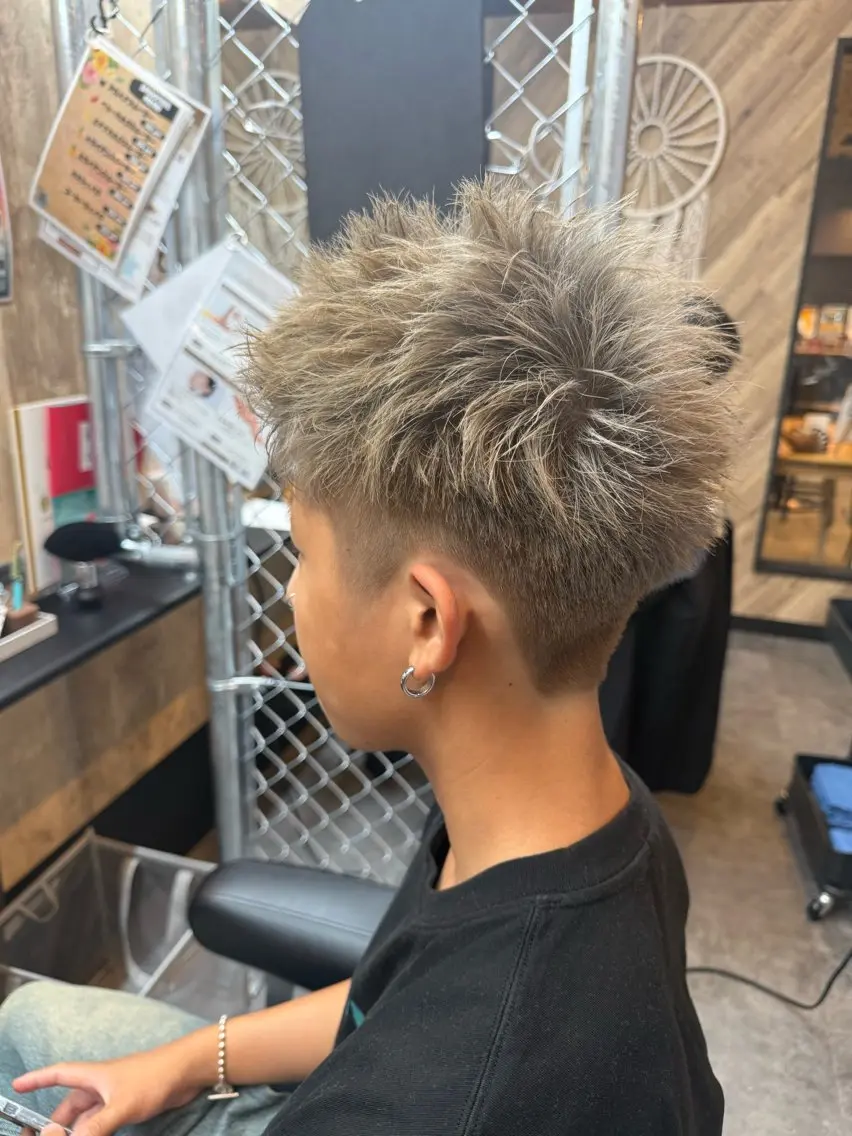 ショート カラー メンズ メンズブリーチ ブリーチ ダブルカラー グレージュ ALOHANA + 一華のヘアスタイル