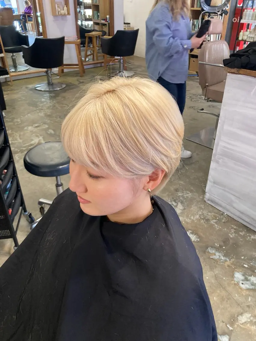 ショート カラー ブリーチ ブロンド ヘアカラー 鍋島 くるみのヘアスタイル