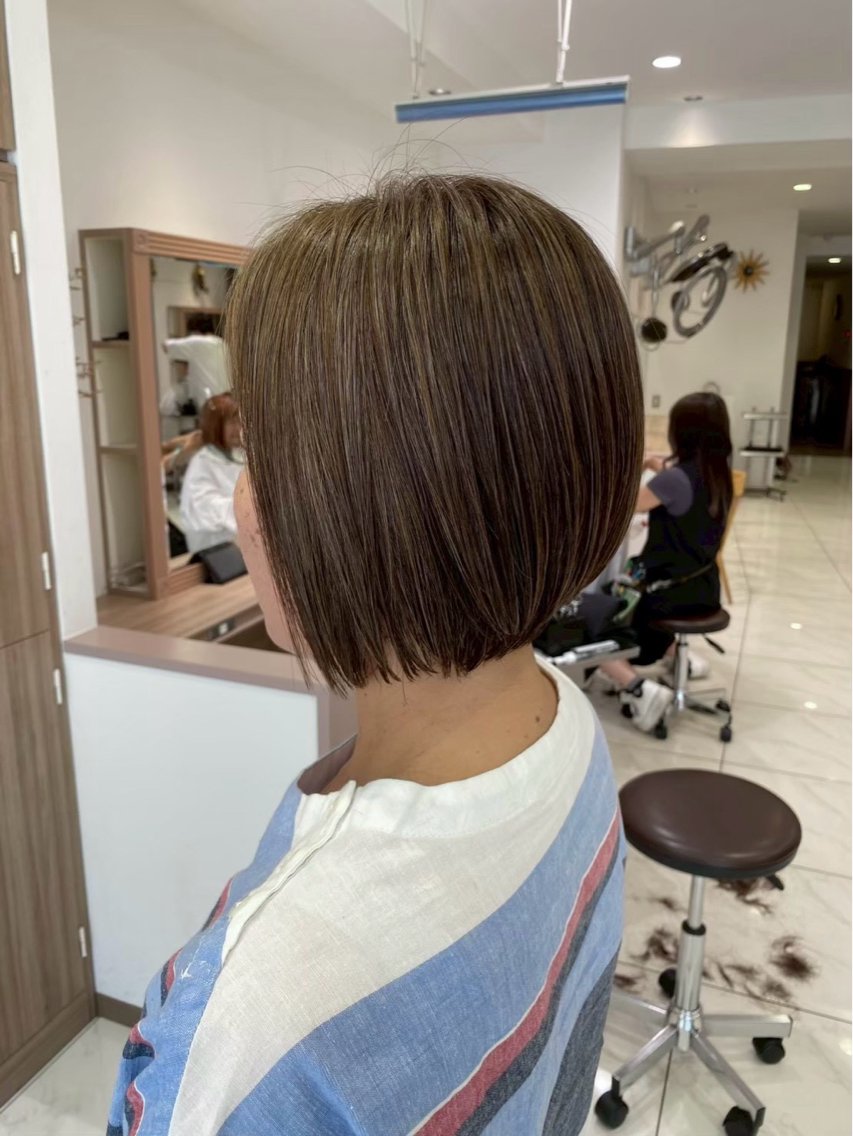 ショート カラー ベージュカラー ハイライトカラー オリーブベージュ ハイライト カット ヘアカラー ダブルカラー/ 白髪ぼかし/縮毛矯正のヘアスタイル