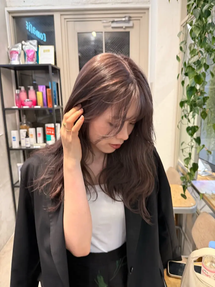 ロング カラー ミルクティー× グレージュMOMOのヘアスタイル
