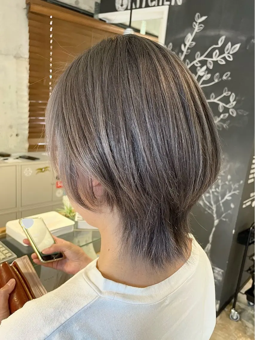 ミディアム カラー ベージュカラー 透明感カラー デザインカラー シルバー SAYA ‪🌱‬のヘアスタイル