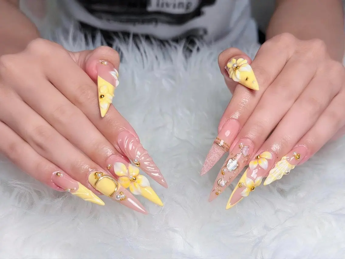 ネイル ガーリー キラキラネイル 韓国ネイル ロングネイル シンプルネイル ハンドネイル Genie Mika Nailsのネイルデザイン