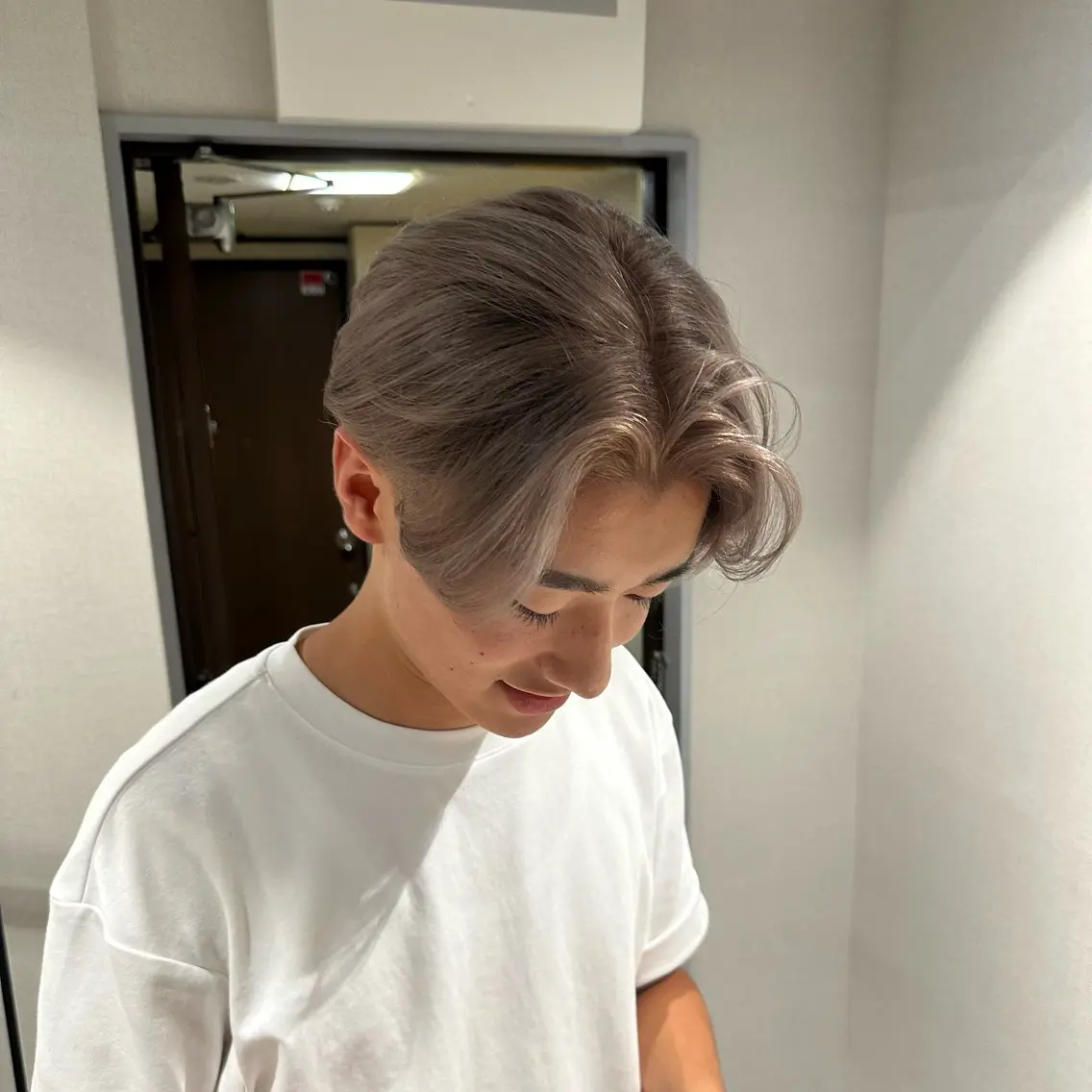 ショート カラー メンズ メンズブリーチ ブリーチ 💈原宿指名No.1 センターパート💈のヘアスタイル