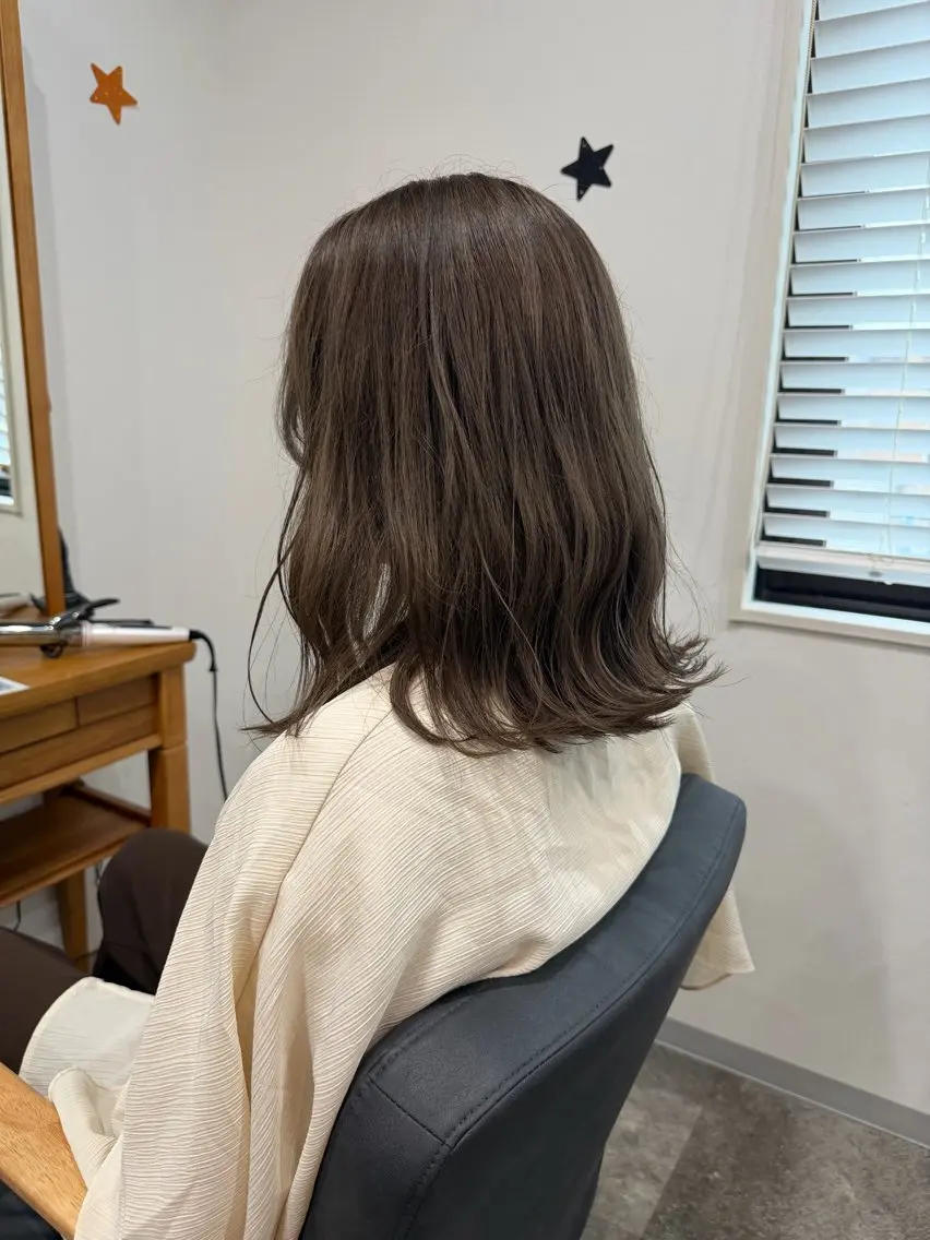 セミロング カラー グレージュ ミルクティーグレージュ Meteor 店長 祝田涼太のヘアスタイル
