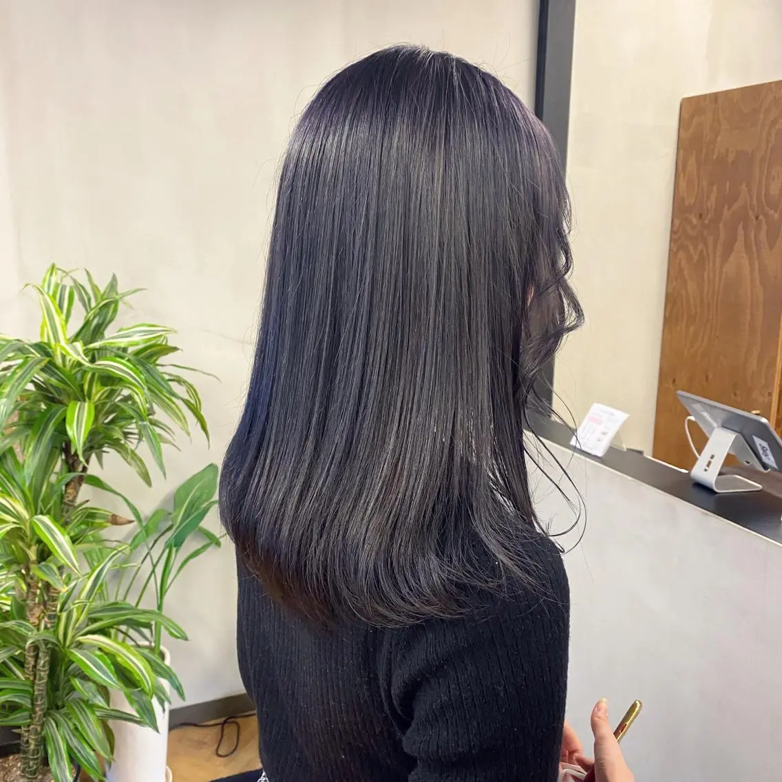 ミディアム カラー ブリーチ ネイビーカラー 前川 朋香のヘアスタイル