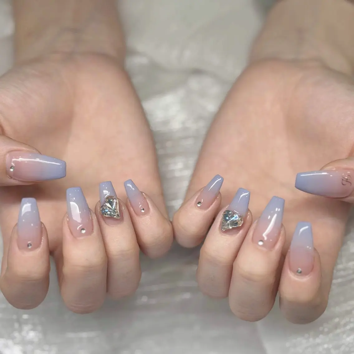 ネイル オーロラネイル ブルー チークネイル フレンチネイル グラデーション ハンドネイル RIN NAILS ᥫ᭡Migusaのネイルデザイン