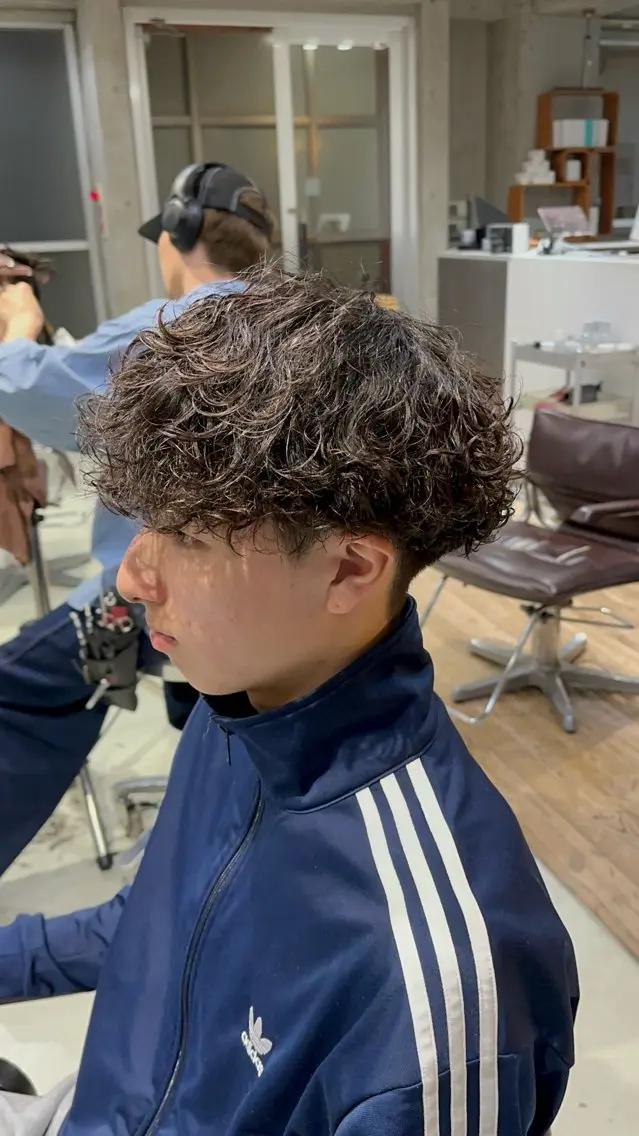 パーマ メンズ メンズパーマ 波巻きパーマ カット パーマ fifth原宿 宮部蓮のヘアスタイル
