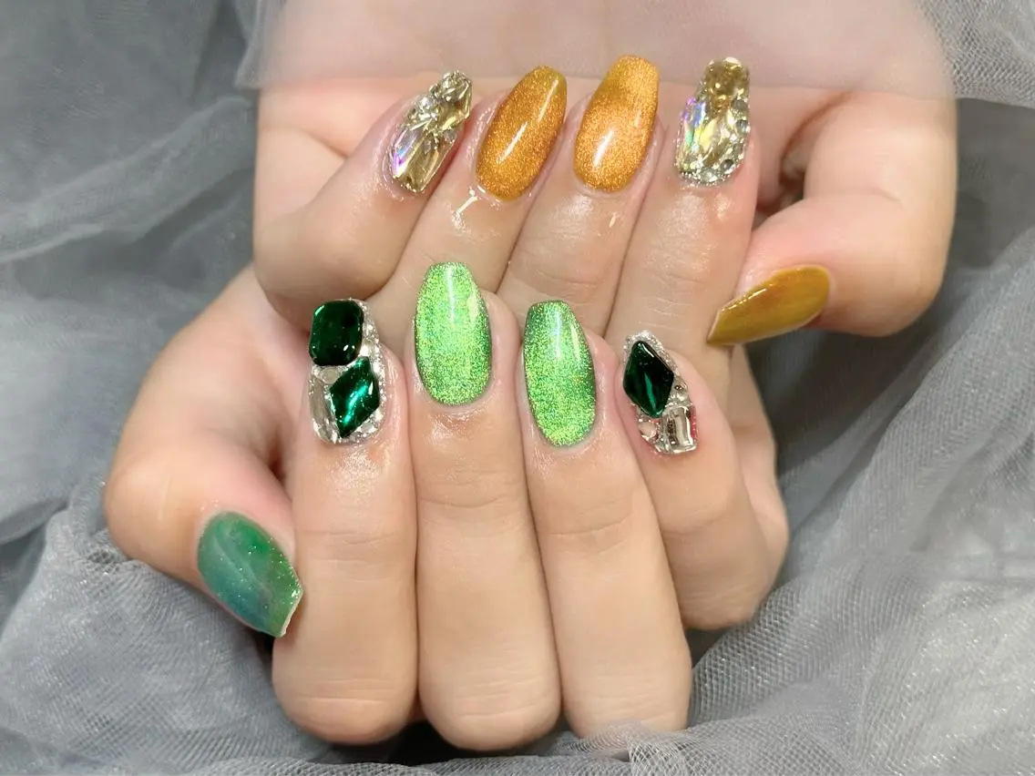 ネイル グリーン マグネットネイル オレンジ ハンドネイル Nail Salon KURELLYのネイルデザイン