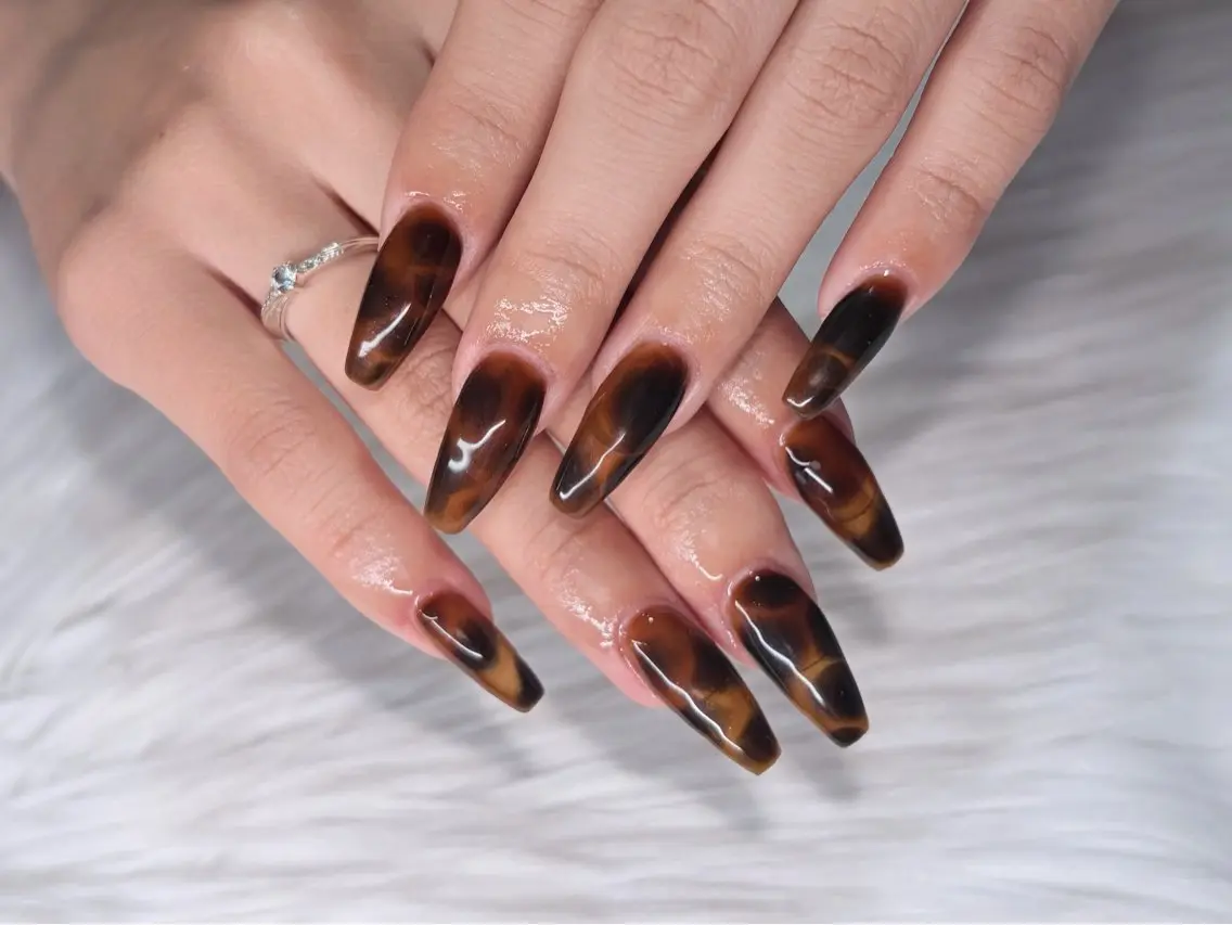ネイル べっ甲ネイル ブラウン ロングネイル シンプルネイル Viel💅 〜miyu〜のネイルデザイン