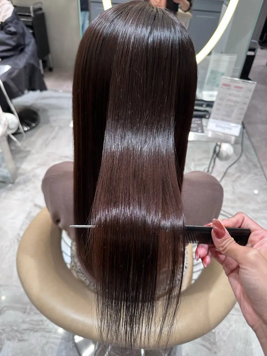 セミロング カット ヘアカラー 縮毛矯正 トリートメント 髪質改善 縮毛の達人 矢井由真のヘアスタイル