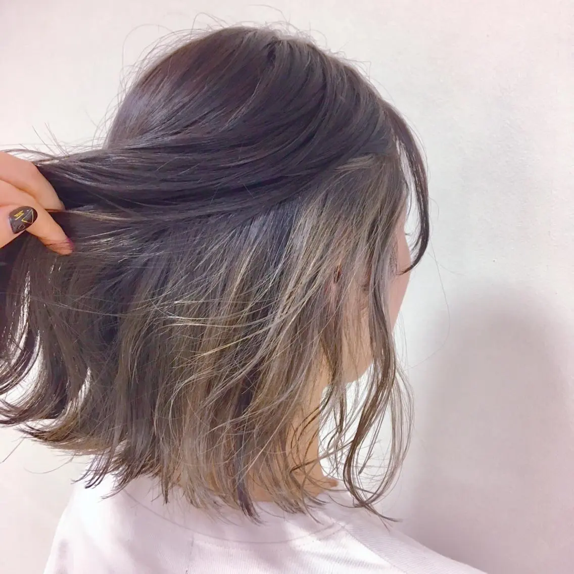 ミディアム カラー ヘアアレンジ アッシュ ベージュカラー ブリーチ インナーカラー パープルカラー ヘアカラー トリートメント 【Sweep】おじま のぞみのヘアスタイル