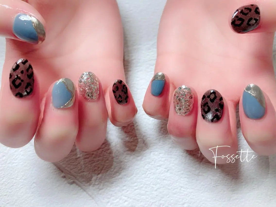 ネイル アニマル柄 ブルー キラキラネイル マグネットネイル ミラーネイル ハンドネイル nailsalon Fossetteのネイルデザイン