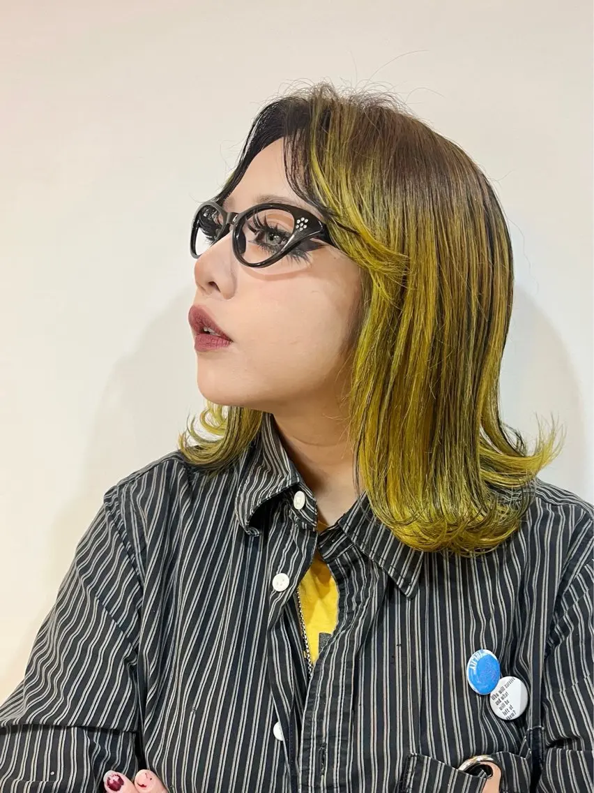 ミディアム カラー デザインカラー イエローカラー ボブ 外ハネヘア ヘアカラー 派手髪デザインカラー ヒロカのヘアスタイル