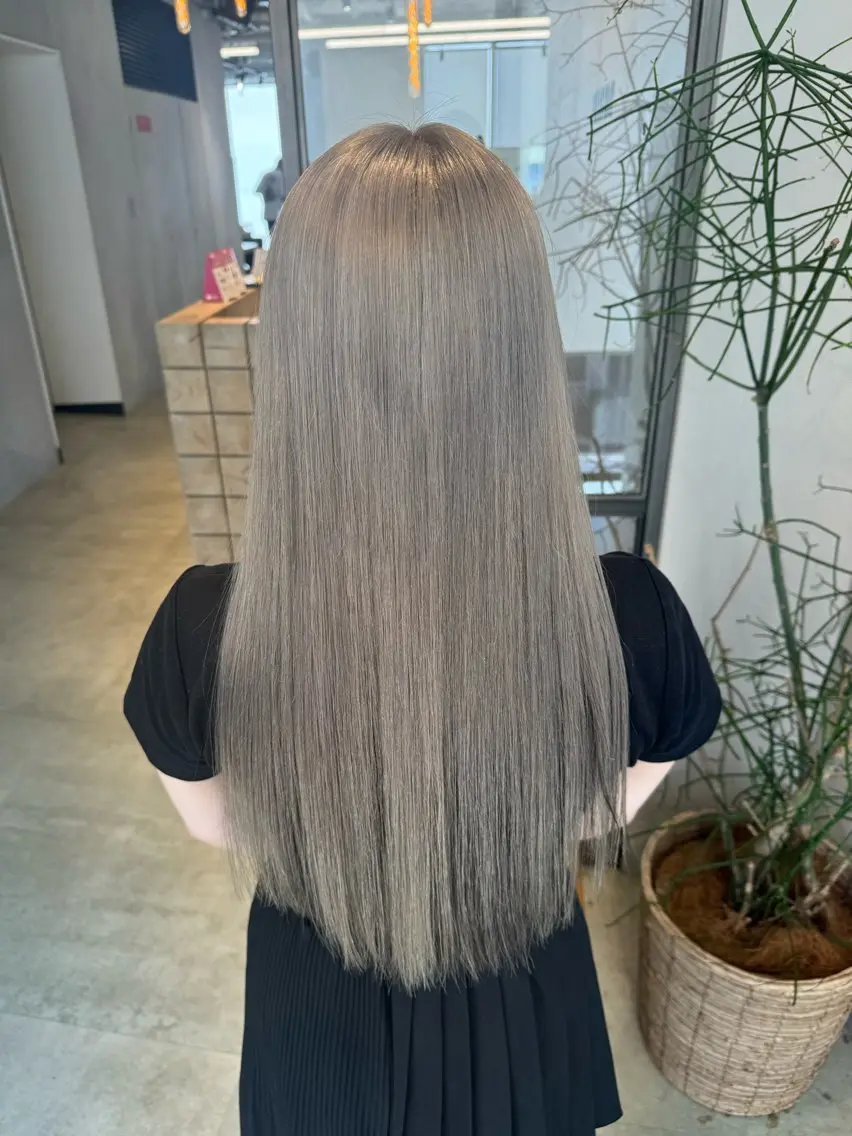 カラー ブリーチ シルバー ホワイトシルバー カット ヘアカラー トリートメント 透明感カラー✨艶髪 制作🌱山根あゆみのヘアスタイル