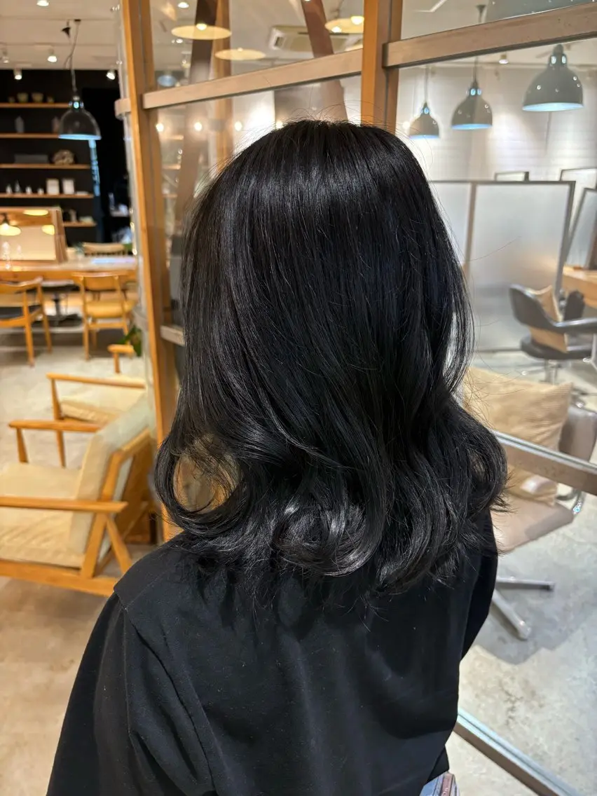 ミディアム カラー 黒髪 ブルーカラー ブルーブラック 辻 愛麗のヘアスタイル