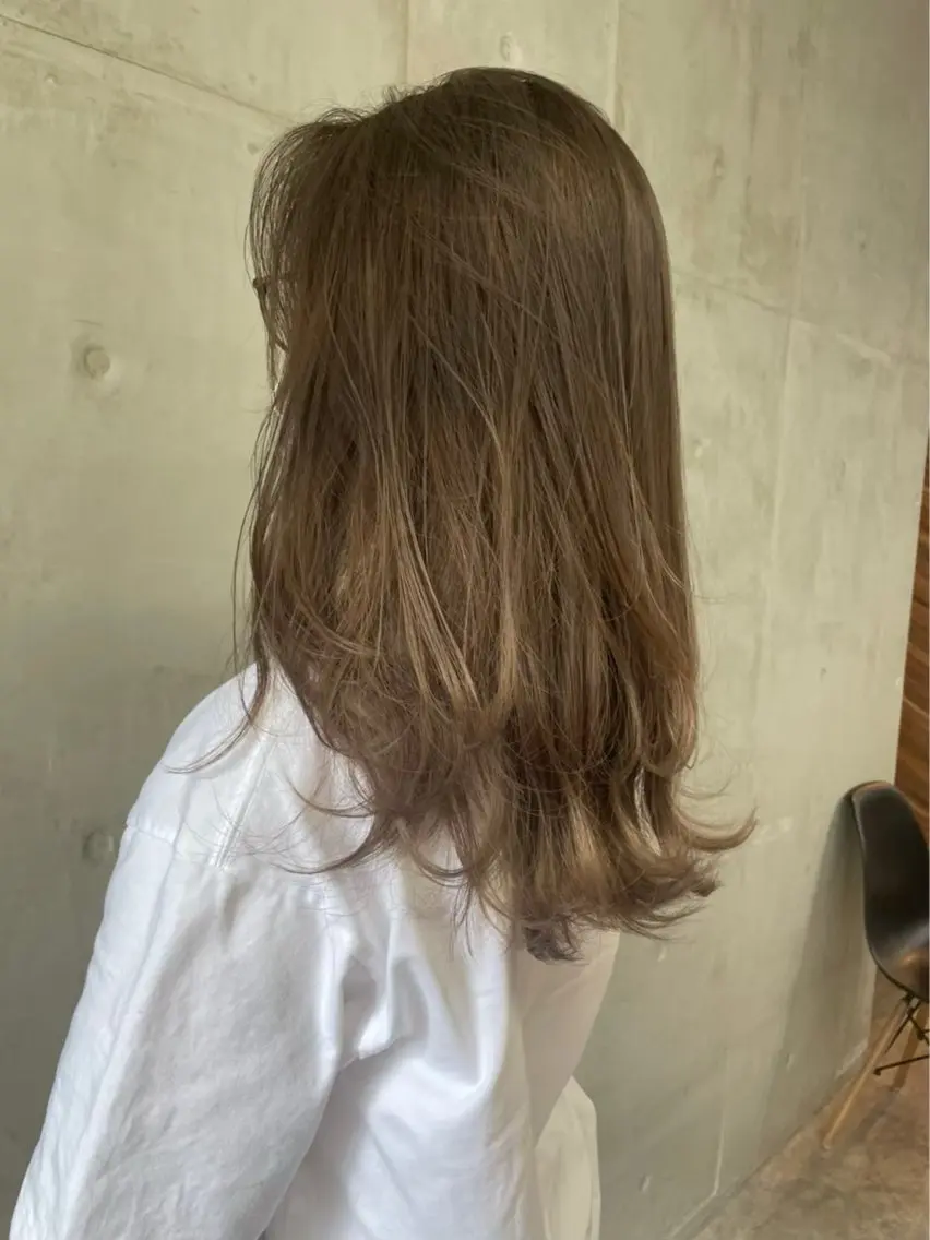 ロング カラー 切りっぱなしボブ ベージュカラー デザインカラー ダブルカラー グレージュ ヘアカラー 南堀江レイヤーカット MIKU🍒のヘアスタイル