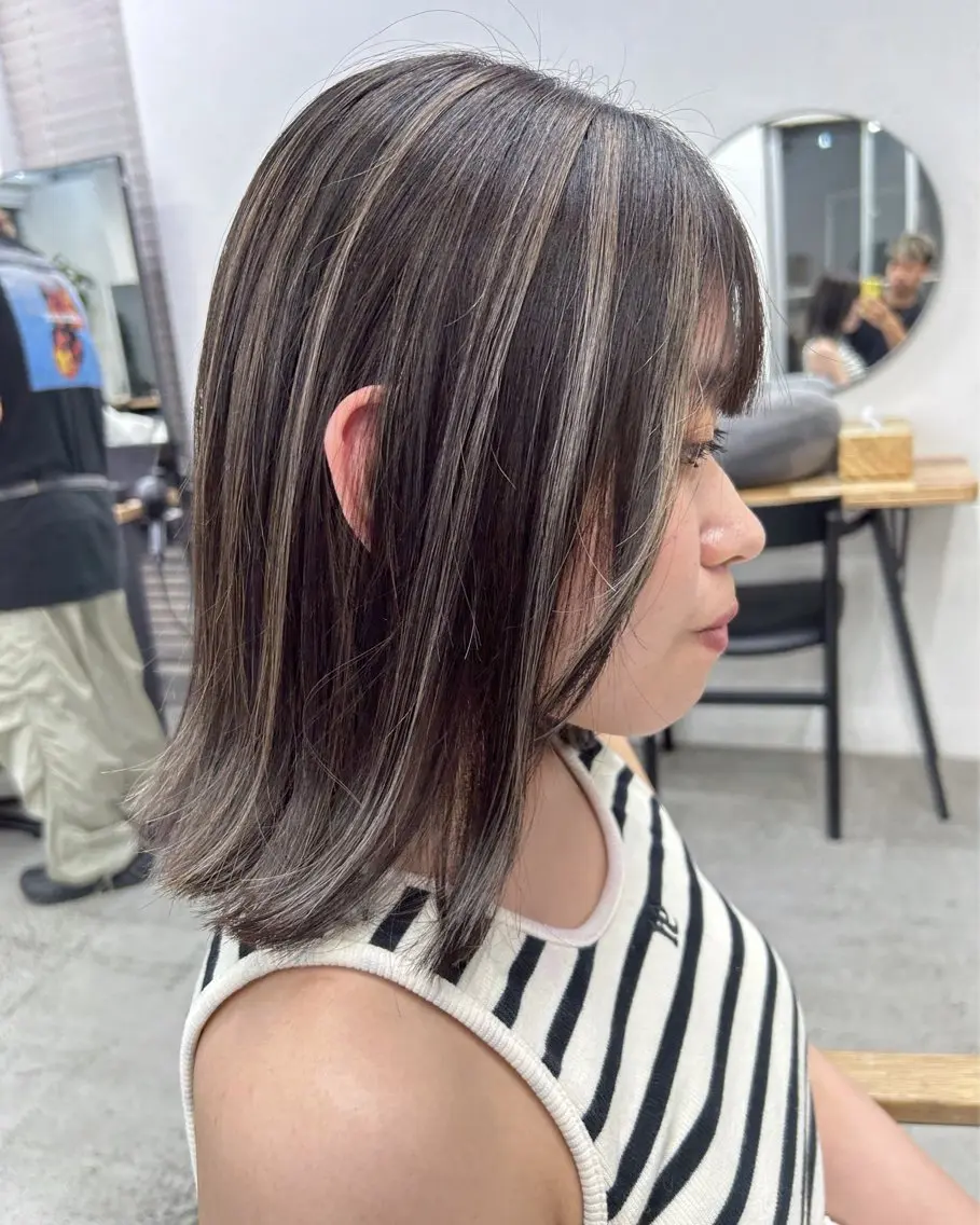 ミディアム カラー ベージュカラー ブリーチ ハイライトカラー ホワイトベージュ ハイライト RYOSUKE ハイトーンのヘアスタイル