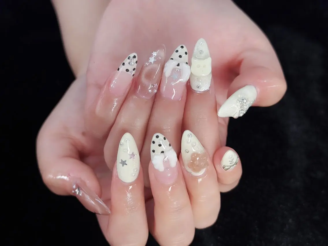 ネイル ガーリー キラキラネイル 韓国ネイル ロングネイル シンプルネイル ハンドネイル 🦊Genie🦊 Mika Nailsのネイルデザイン