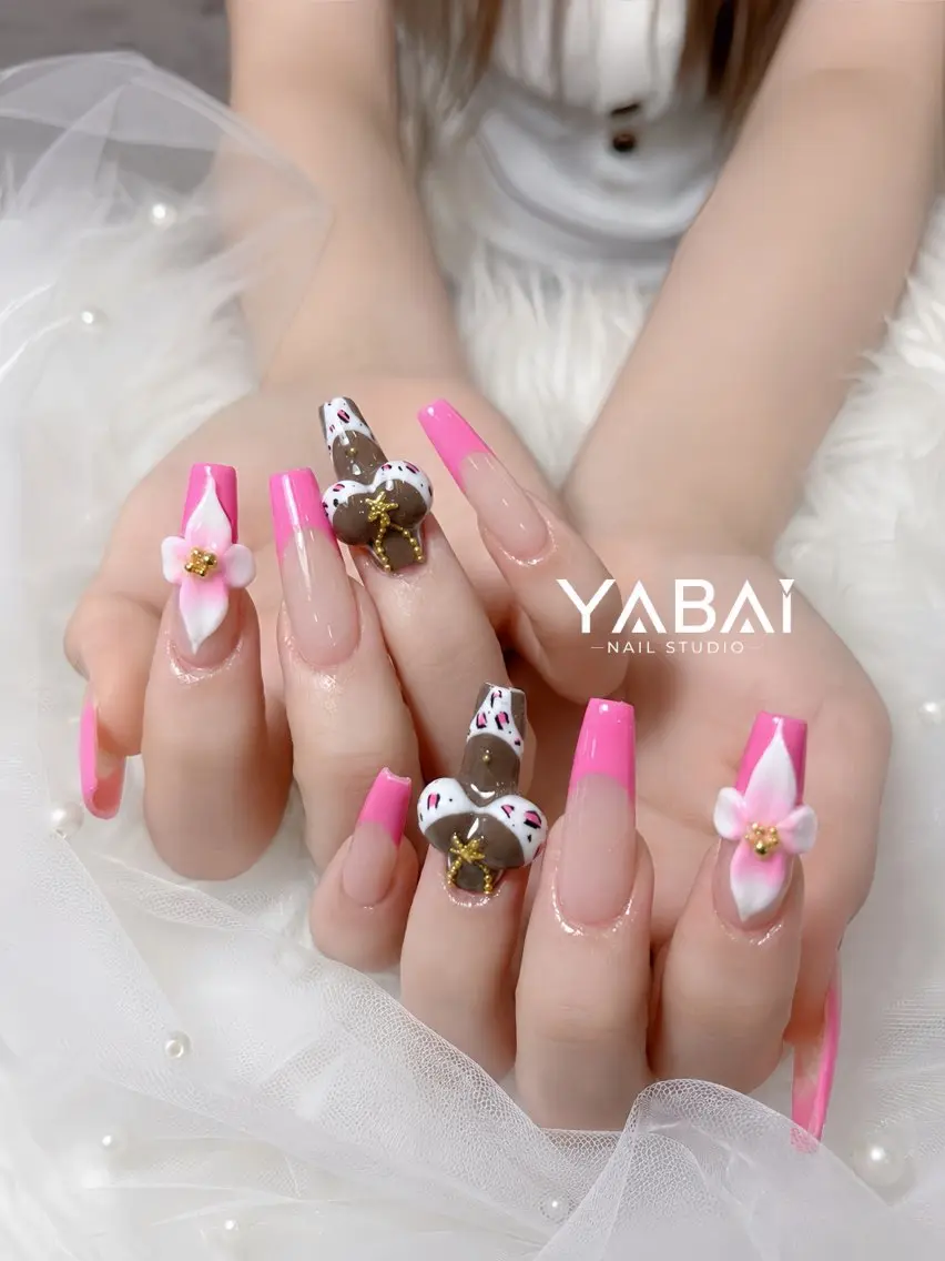 ネイル ブラウン フラワーネイル フレンチネイル ゴールド ロングネイル YABAI NailStudioのネイルデザイン