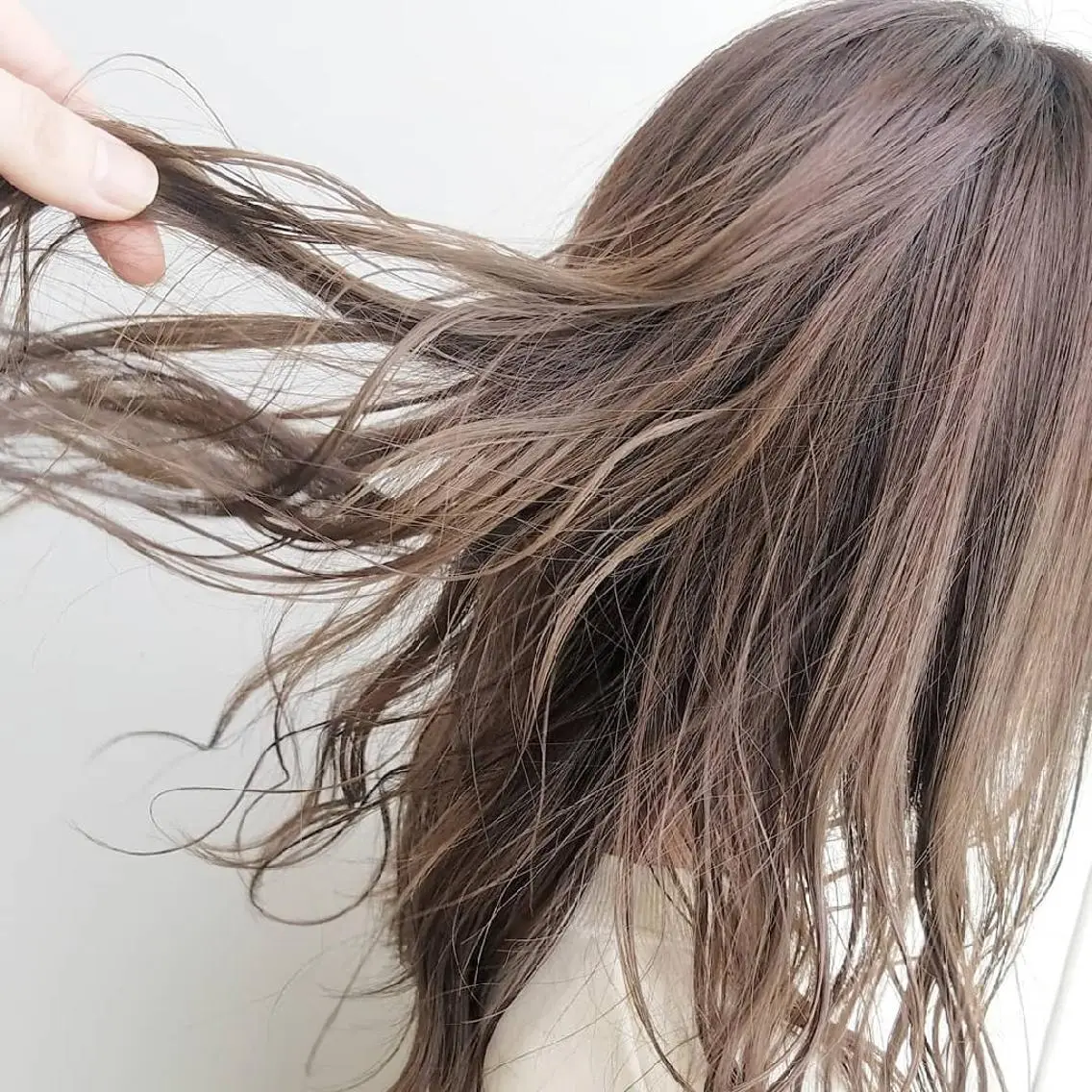ミディアム カラー パーマ ヘアアレンジ ネイル ベージュカラー iplus　眉毛と まつげパーマ専門店のマツエク・マツパデザイン
