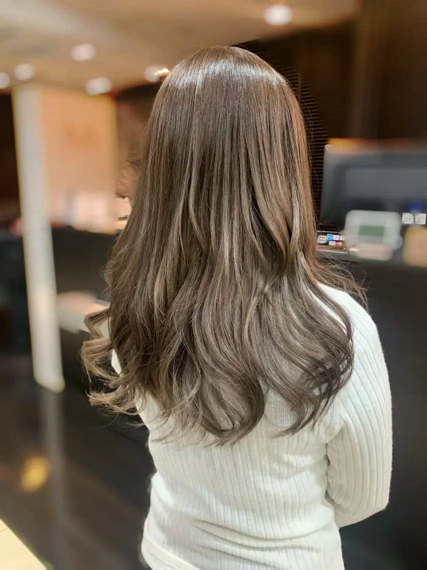 ロング カラー アッシュ ベージュカラー 藤本 麻衣のヘアスタイル