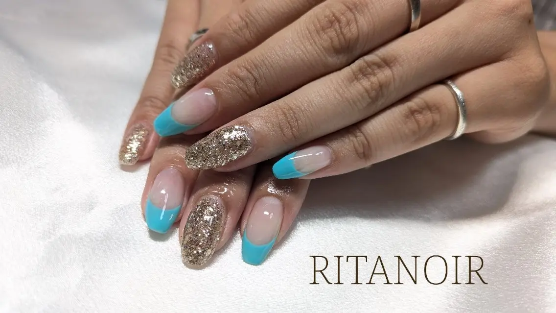 ネイル ブルー フレンチネイル ジェルネイル ゴールド ラメ(グリッター) RITA NOIRのネイルデザイン