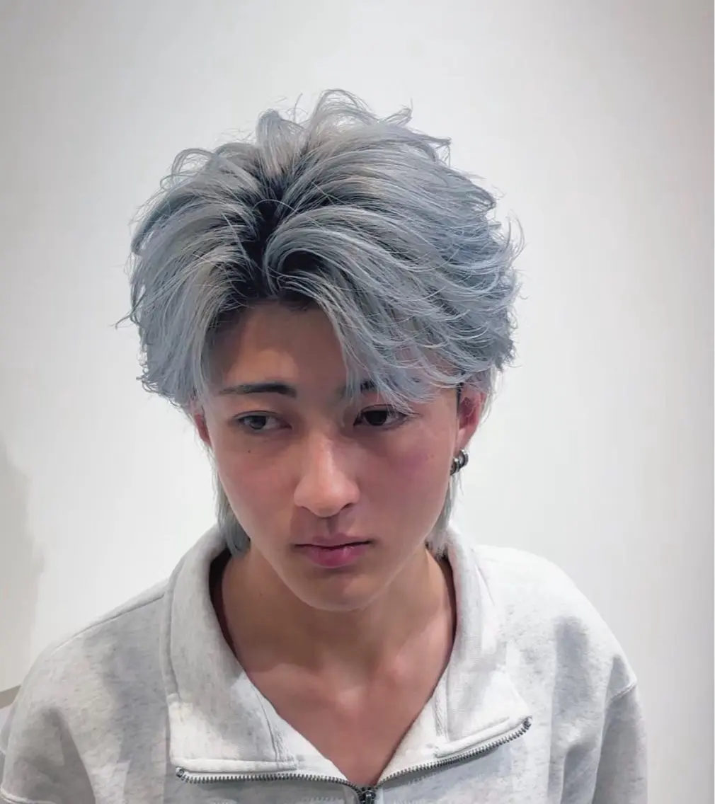 ミディアム カラー メンズ メンズブリーチ ブリーチ シルバー 丸田 恭平のヘアスタイル