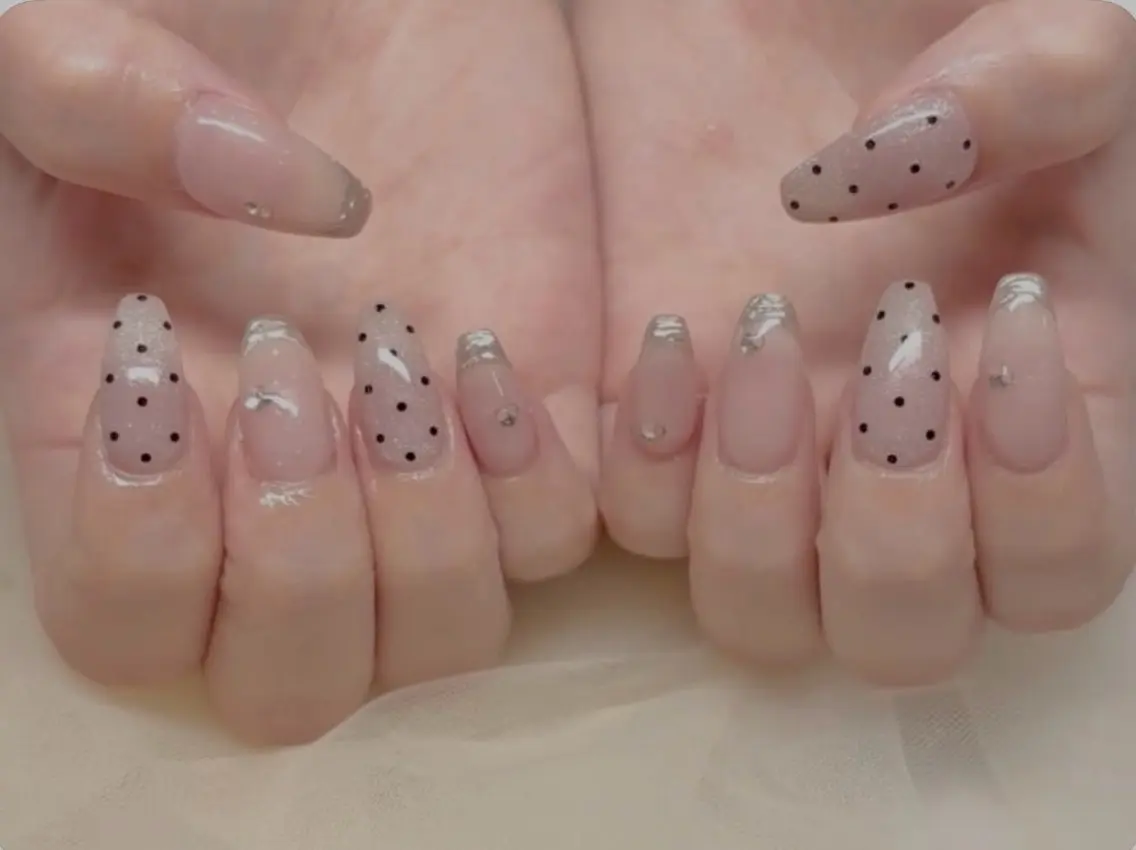ネイル フットネイル フレンチネイル ガラスフレンチ キラキラネイル 韓国ネイル フットネイル Queeens nailのネイルデザイン