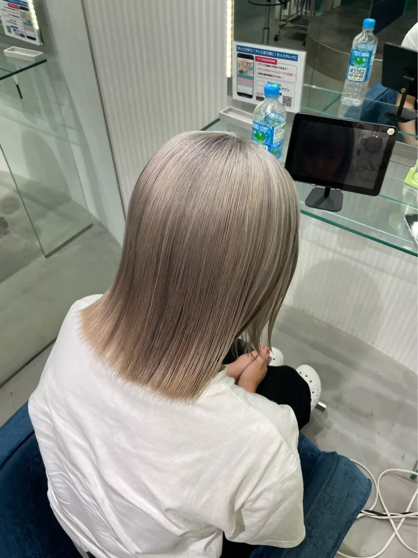 ミディアム カラー ベージュカラー ホワイトベージュ ヘアカラー 安井まゆ _Box mico.のヘアスタイル