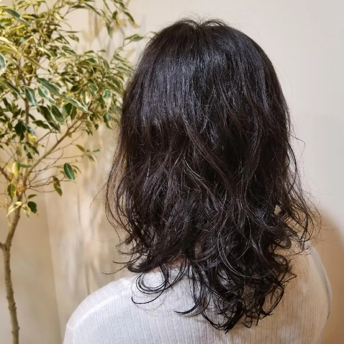 ミディアム パーマ ハイレイヤー レイヤーカット RIKA韓国ヘア/く びれヘア/上品カラーのヘアスタイル