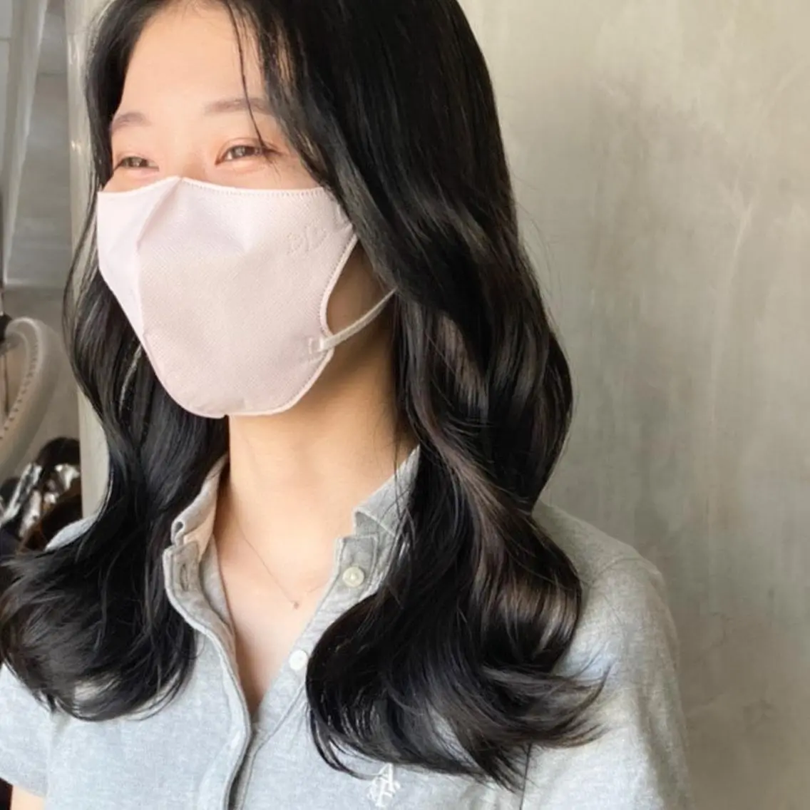 セミロング カラー 黒髪 ブルーカラー ブルーブラック エギョモリ ヨシンモリ ヘアカラー トリートメント Life salon SAKURAのヘアスタイル