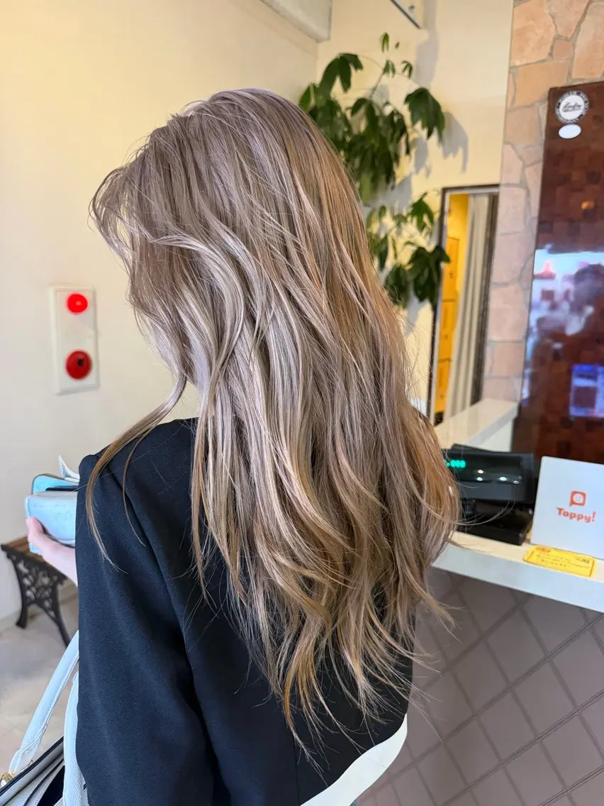 ロング カラー グレージュ ミルクティーグレージュ 西田 大雅のヘアスタイル