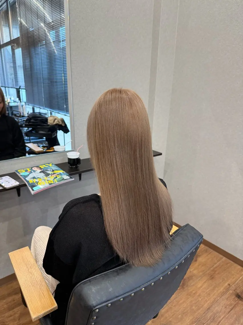 ロング カラー ベージュカラー ミルクティーベージュ カット ヘアカラー トリートメント 鵜飼 真伍のヘアスタイル