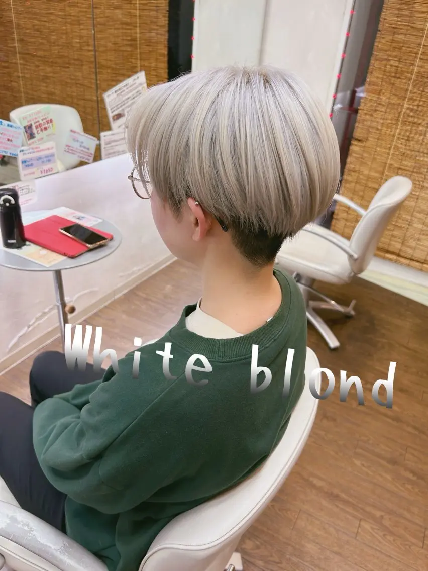 ショート カラー ブリーチ ブロンド ダブルカラー ホワイトブロンド ヘアカラー GLAD 萩原のヘアスタイル